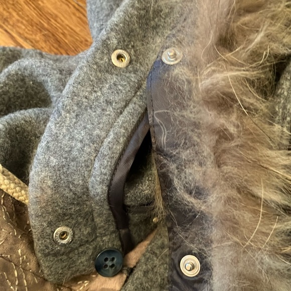 Medium women’s Fjall Raven Gray Cape Jacket with Hood removable Faux Fur Trim - Picture 12 of 12